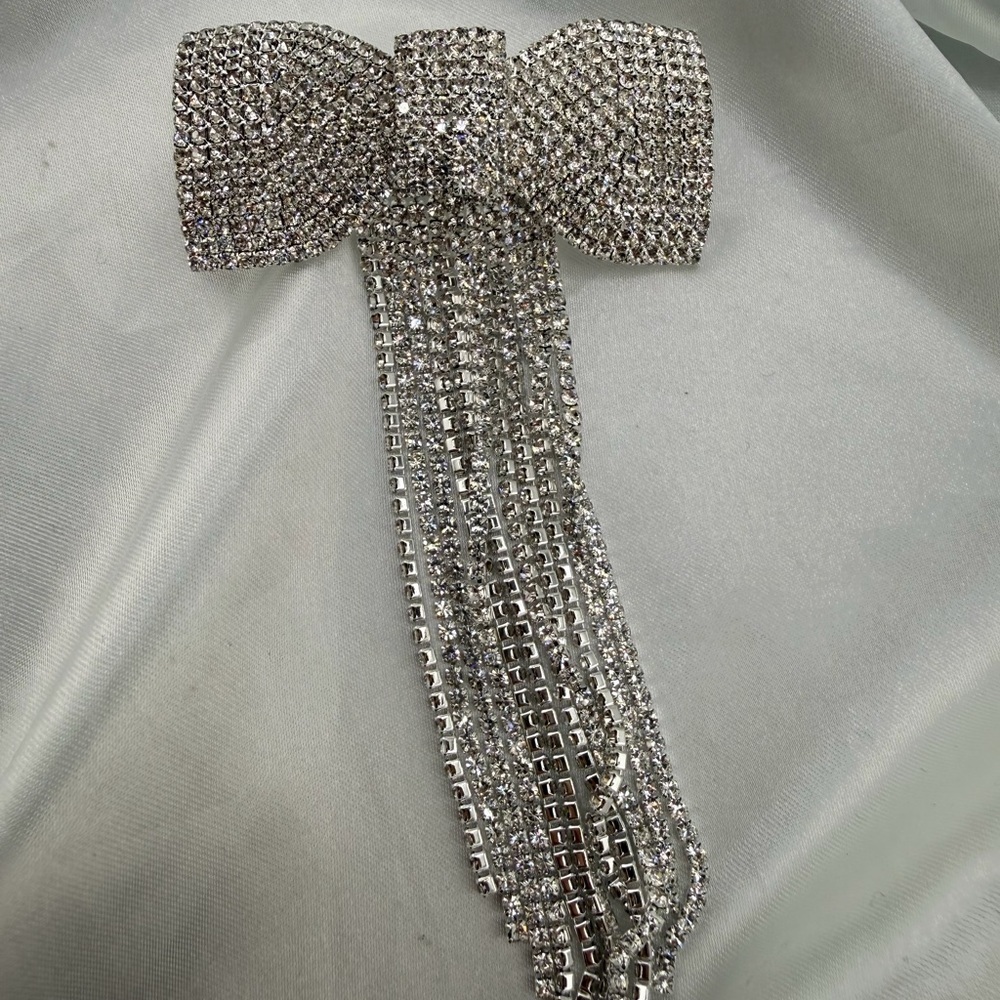 Sparkling Silver Rhinestone Bow Brooch - Picture 3 of 9